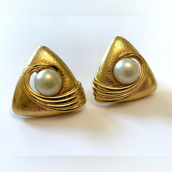 Vintage Crown Trifari Gold Tone Faux Pearl Earrings - Picture 1 of 8